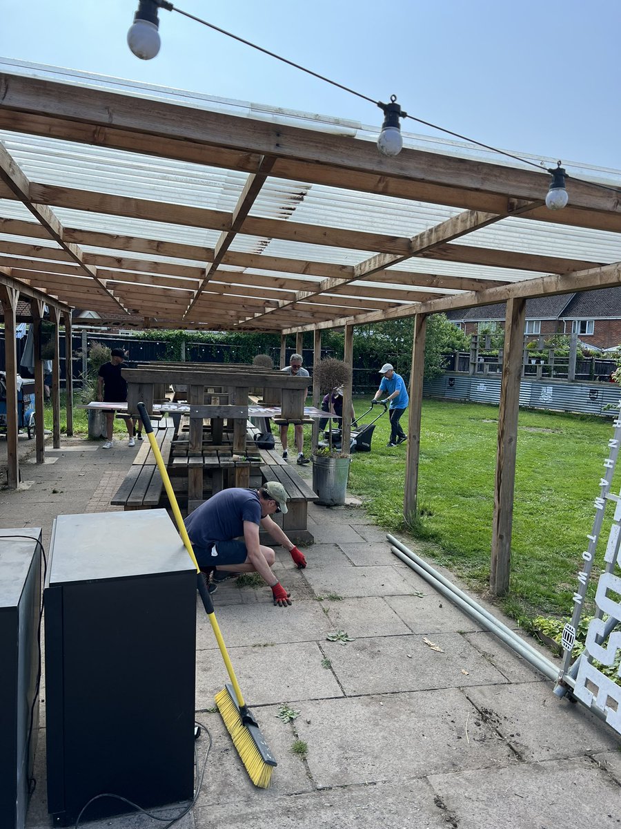A good turnout from our squad for the <a href="/FarnhamTownFC/">Farnham Town FC (C)</a> volunteer day ! Really happy to help this terrific club.