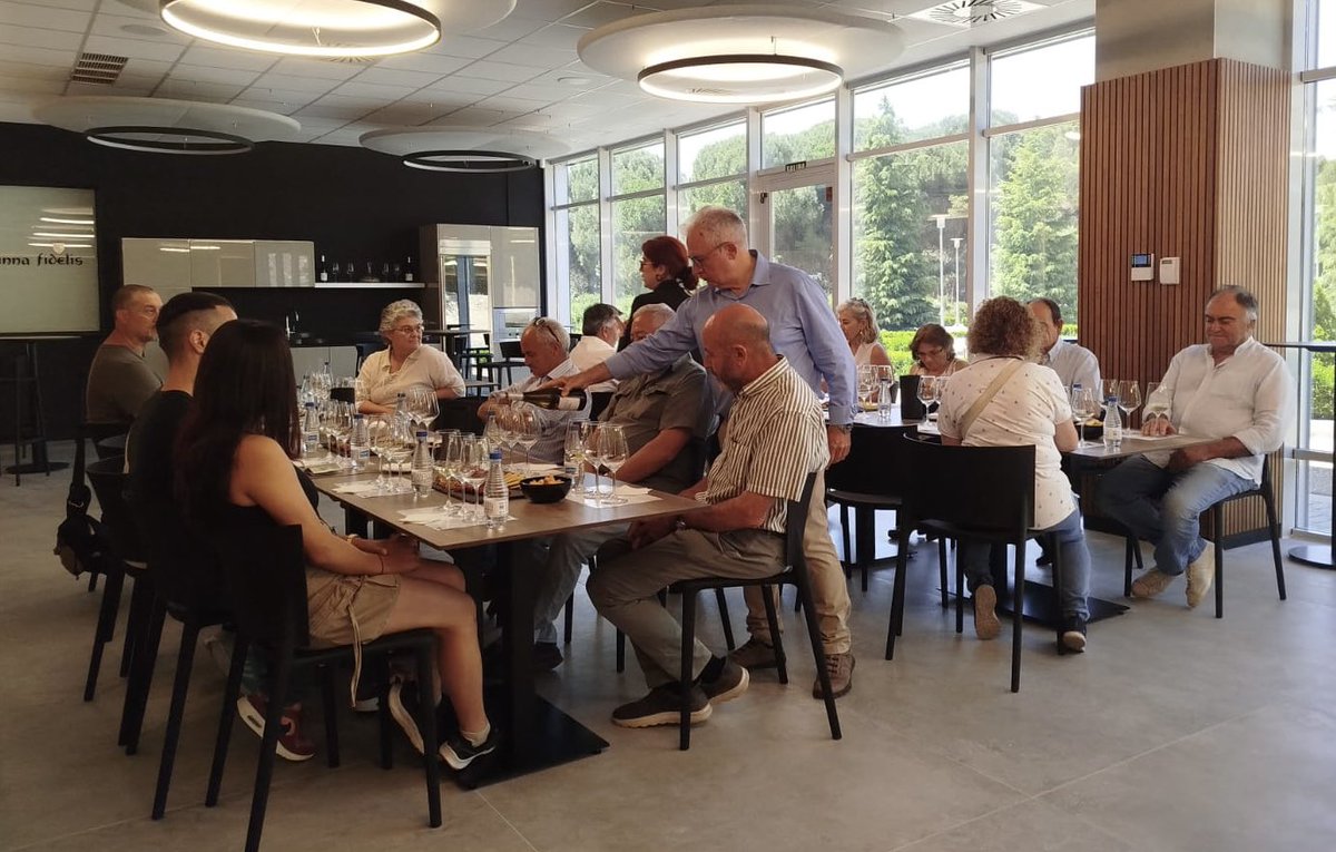 urcacyl's tweet photo. Ayer Jornada de #PuertasAbiertas en @Pinnafidelis, de la Coop. #Cocope (#Peñafiel, Valladolid). 
Tras una breve introducción sobre la importancia de las #cooperativas y de la historia de la bodega, se visitaron las instalaciones, terminando con una cata 🍷en una preciosa sala 👌 https://t.co/UOashm2sL4