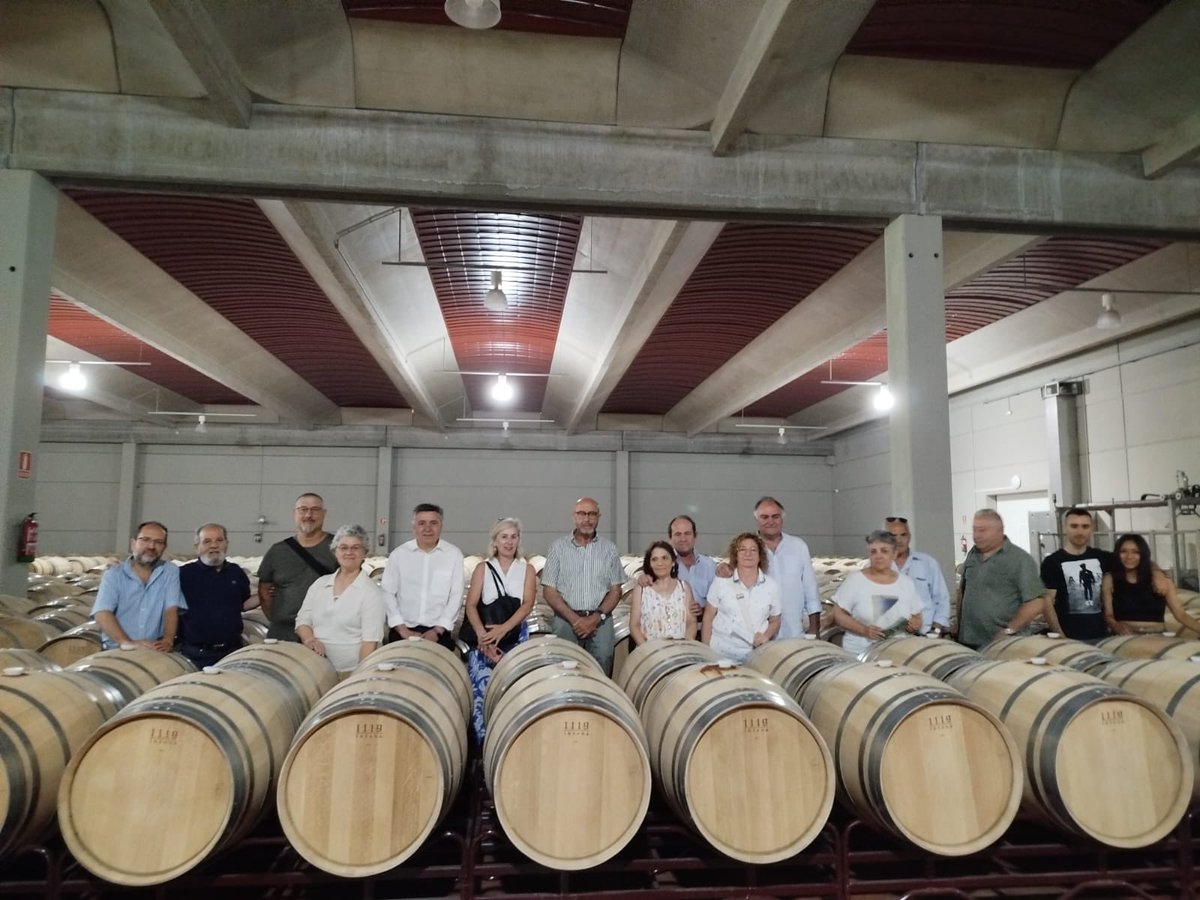 urcacyl's tweet photo. Ayer Jornada de #PuertasAbiertas en @Pinnafidelis, de la Coop. #Cocope (#Peñafiel, Valladolid). 
Tras una breve introducción sobre la importancia de las #cooperativas y de la historia de la bodega, se visitaron las instalaciones, terminando con una cata 🍷en una preciosa sala 👌 https://t.co/UOashm2sL4