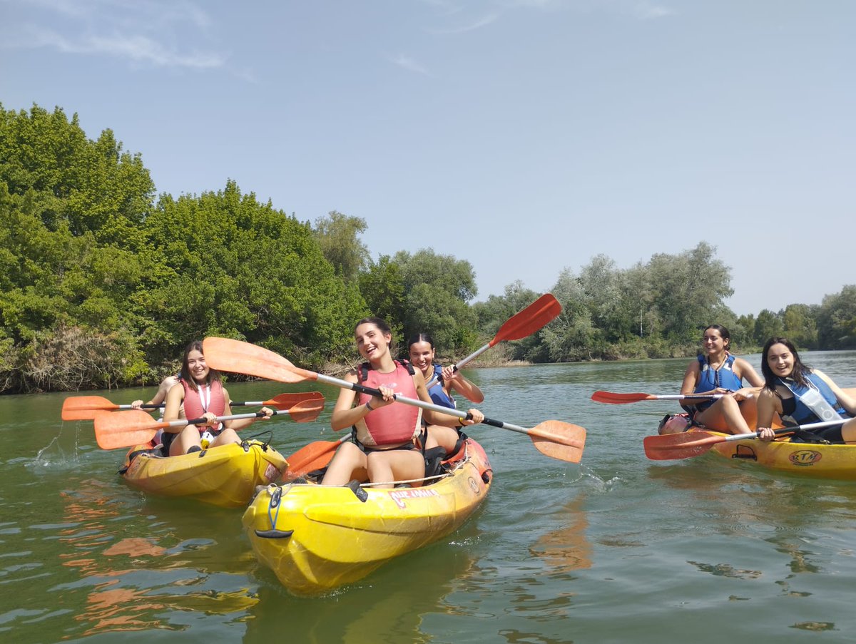 🚣‍♂️Ahir, sortida de Joventut #Vilaseca per a gaudir i practicar kaiak a l'Ebre. Última activitat del curs ple de bona companyia, esport i bon rotllo!!!
➡️Els joves van estar acompanyats pel regidor de Joventut, Jordi Trillo.
