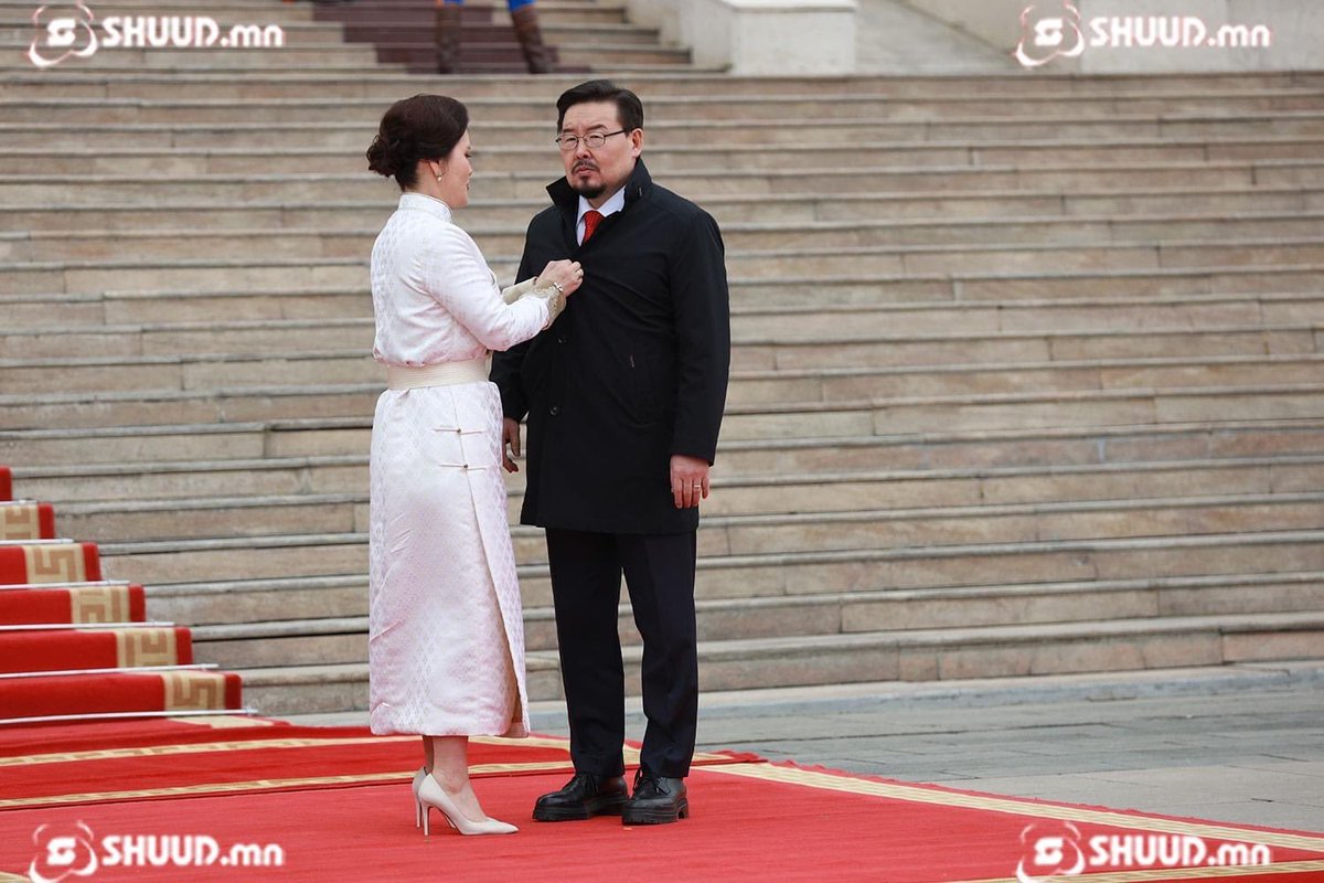 Манай Ерөнхий сайдын гэргий Англи хэл гэснээс спикерийн эхнэр англи, орос хэлээр ус цас сайхан эгч байдаг даа.