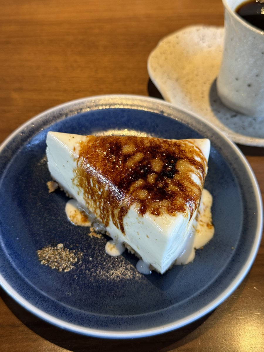 karmannseiko's tweet photo. ジムニーフェスタの帰りにお茶で寄った鳥取県の大山町にあるCAFE2020(カフェつれづれ)
ブリュレチーズケーキはテーブルに置かれてからキャラメリゼされるので香ばしくパリパリの食感。ブラックペッパーとベリーソースが添えられていて途中でかけて味変を楽しむのも良き🤤
#CAFE2020 https://t.co/bTew9qslde