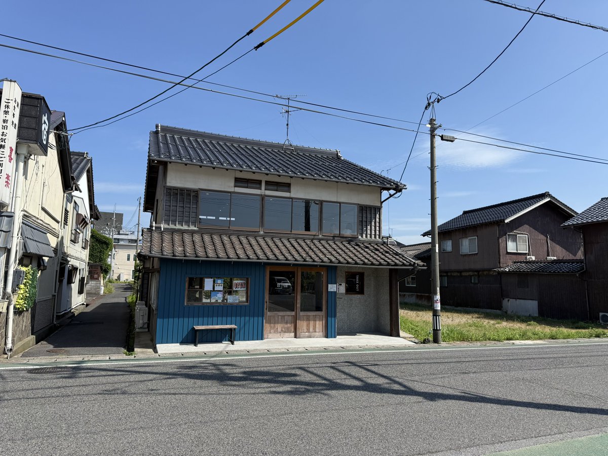 karmannseiko's tweet photo. ジムニーフェスタの帰りにお茶で寄った鳥取県の大山町にあるCAFE2020(カフェつれづれ)
ブリュレチーズケーキはテーブルに置かれてからキャラメリゼされるので香ばしくパリパリの食感。ブラックペッパーとベリーソースが添えられていて途中でかけて味変を楽しむのも良き🤤
#CAFE2020 https://t.co/bTew9qslde