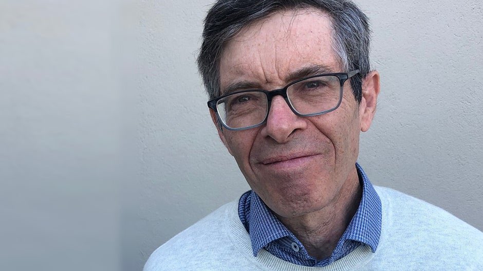 “No debes preocuparte por los altibajos diarios, sino por la tendencia a largo plazo.”
Roger Lowenstein.