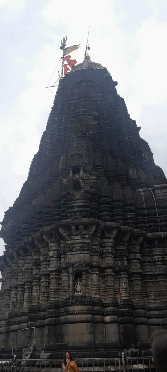 || ॐ नमः शिवाय ||
त्रिम्बकेश्वर मंदिर केवल एक पूजा स्थल नहीं है; यह भारत की आध्यात्मिक आत्मा की यात्रा है। इस पवित्र स्थल पर जाएं और भगवान शिव की दिव्य ऊर्जा का अनुभव करें। #TrimbakeshwarTemple #Spirituality