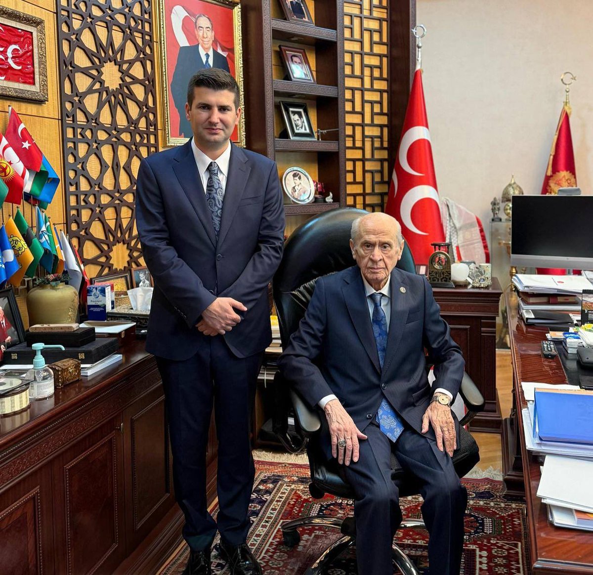 Türk tarihinin şuurunu yüreğinde taşıyan, milletimizin çelik iradesini temsil eden; davasını nesilden nesile bir baba vakarıyla aktaran Bilge Liderimiz Sayın Devlet Bahçeli Beyefendi’nin #BabalarGünü’nü, Ülkü Ocaklı tüm evlatları adına kutluyorum.

Başta sabırlarıyla destan