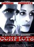 merlinpapin3's tweet photo. .@FredOL69007 #AnecdoteCinéma sur le film #Complots de Richard Donner , Selon Richard Donner , Mel Gibson a improvisé les scènes d'ouverture dans lesquelles son personnage expose ses théories du complot à une succession de passagers.

Le programme secret MKUltra de la CIA, élément clé de l'intrigue du film, est réel et bien documenté. Il a fonctionné de 1953 à 1973, date à laquelle le directeur de la CIA de l'époque a ordonné la destruction de tous les dossiers. Une cache de 20 000 documents a été préservée, puis rendue publique suite à une demande d'accès à l'information en 1977.

D'après une interview du réalisateur Richard Donner sur le DVD de Payback: Straight Up Director's Cut (2006), il aurait rencontré le scénariste Brian Helgeland alors qu'il conduisait à la sortie de Warner Bros. et aurait vu Brian tenir une pancarte sur laquelle était écrit « J'écrirai pour travailler, pour de l'argent ». Richard serait sorti de la voiture et l'aurait interrogé sur la pancarte. Brian aurait répondu qu'il était scénariste et cherchait du travail. Donner avait décidé de donner sa chance à Helgeland, ce qui les aurait amenés à travailler ensemble sur ce film. Helgeland avait également travaillé avec Donner sur Assassins (1995) .

Le médecin qui laisse Julia Roberts entrer dans la zone interdite pour voir Mel Gibson menotté au lit est le frère cadet de Gibson, Donal Gibson . Il intervient également pour aider Gibson lorsqu'il est victime d'une crise cardiaque.

Dans le film, il est fait référence à plusieurs reprises à un tremblement de terre de magnitude 7,3 survenu sur la côte sud lors d'une visite présidentielle. Un séisme de magnitude 7,3 s'est effectivement produit dans le nord-ouest de la Turquie en 1999, juste après une visite présidentielle.

Ce film fait référence à Lee Harvey Oswald, l'assassin de Kennedy . Dans ce film, Jerry échappe à la capture en s'enfuyant d'une librairie Barnes and Noble et en trouvant refuge dans un cinéma. Il s'agit d'une référence à Oswald, qui s'est enfui d'une librairie et s'est caché dans un cinéma après l'assassinat.

Quand Alice Sutton ( Julia Roberts ) retourne à l'appartement incendié de Jerry Fletcher, à la recherche d'indices sur son mur de conspiration, la photo d'Ezekiel Walters est jouée par une photo de Brian Helgeland , l'écrivain.

Richard Donner a tenté d'obtenir de la MPAA qu'elle modifie la classification de R à PG-13. Malgré quelques passages violents, la classification R semblait plutôt modérée comparée à de nombreux films de l'époque classés R, sans scènes de sexe, sans nudité ni langage grossier. Le mot « f » n'est jamais prononcé. Cependant, l'appel a été rejeté en raison de tensions violentes entre Mel Gibson et les personnages de Sir Patrick Stewart , et le film a finalement été classé R, à la grande déception de Donner.

Lorsque Jerry est à l'hôpital pour la première fois (où il écrit le mot Geronimo sur le mur), le numéro de la chambre sur la porte de l'hôpital est brièvement visible : 322. Ce numéro est bien connu dans les cercles de conspiration comme étant l'adresse de la société Skull & Bones de l'Université de Yale, qui aurait le crâne de Geronimo en sa possession.

Quand Jerry explique que tous les tueurs solitaires ont un deuxième prénom, il ne parvient pas à identifier Sirhan Sirhan . Son nom complet est Sirhan Bishara Sirhan.

Lors du tournage de la scène où Alice fait signe à la voiture qui la suit de s'arrêter à côté d'elle, Donner a remplacé Cylk Cozart par Danny Glover . Cette scène inédite a été diffusée au moins une fois dans The Oprah Winfrey Show (1986), où Julia Roberts est apparue à l'époque de la sortie du film. Elle n'a été incluse dans aucune vidéo amateur.

Le taxi de Jerry porte le numéro 1S48. Le bus que Jerry accroche au chariot de fruits porte le numéro 1648. Ceci est un hommage au cascadeur Harry Wowchuk , né le 16 octobre 1948 et qui a travaillé sur ce film avec Richard Donner et Joel Silver sur trois films.

Pour faire une farce à son actrice principale, Mel Gibson a envoyé un rat lyophilisé emballé dans un emballage cadeau à Julia Roberts avant le début du tournage.

Ce film fait référence à la tentative d'assassinat du président Ronald Reagan par John Hinckley Jr., qui avait le béguin pour l'actrice Jodie Foster et, dans son délire personnel, voulait l'impressionner en tuant Reagan. Reagan survécut et Hinckley fut arrêté. Ironiquement, Foster se vit proposer le rôle d'Alice Sutton dans ce film, mais elle le déclina.