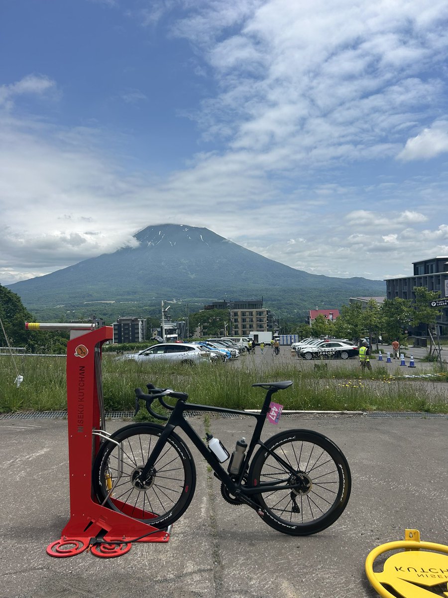 timer03Mountain's tweet photo. ニセコクラシック、140km MEN 35-39歳の部、何とか優勝😮‍💨
去年の雪辱を果たしたくて下りで追いつかれるリスクはあったけど、パノラマラインで田中さん、高橋君とアッタックし逃げ切りに成功。今年は力の勝負が出来て楽しかった！ https://t.co/yIi6SqytVs
