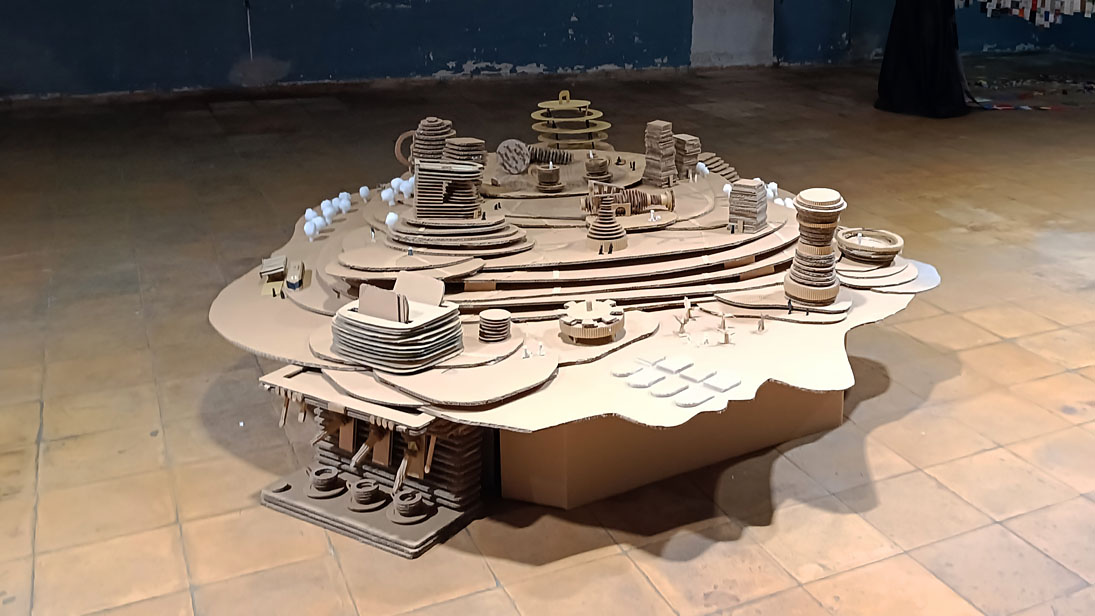 “Llende allá” (Mirar más allá de los límites), es el título que engloba las piezas artísticas de esta edición de MACEAS. Por Santiago Martinez · laescena.es/mas-alla-de-lo…