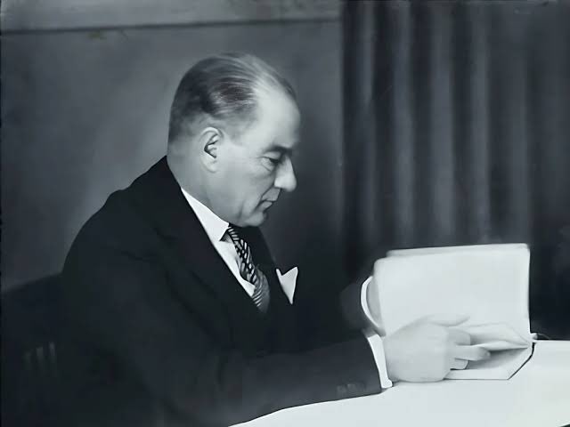 Bir milletin en ümitsiz anında ortaya çıktı. Bir milleti yok olmaktan ve vatansız kalmaktan kurtardı. O yüzden ona bir milletin atası Atatürk dediler. Babalar Gününüz kutlu olsun Atam