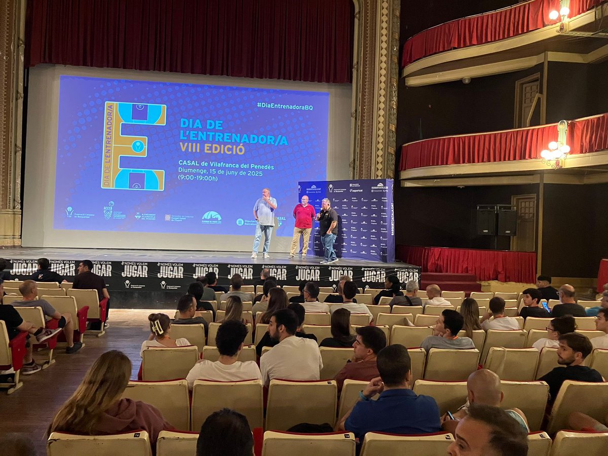 FCBQtecnic's tweet image. DIA DE L&apos;ENTRENADOR/A I 🏀 Vilafranca del Penedès viu l’arrencada de la 8a edició en un lloc històric com el @casalvilafranca  Comença amb el Clínic de Diego Ocampo, tècnic del @BasquetManresa 
#DiaEntrenadoraBQ
basquetcatala.cat/noticies/11340