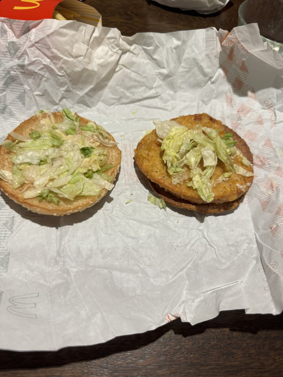 pablenque1's tweet photo. Hey @McDonalds @McDonalds_Ar I think that if Ronald Mc Donalds see this sandwich he gonna fall in a deep depresion https://t.co/GEmkEnts7h