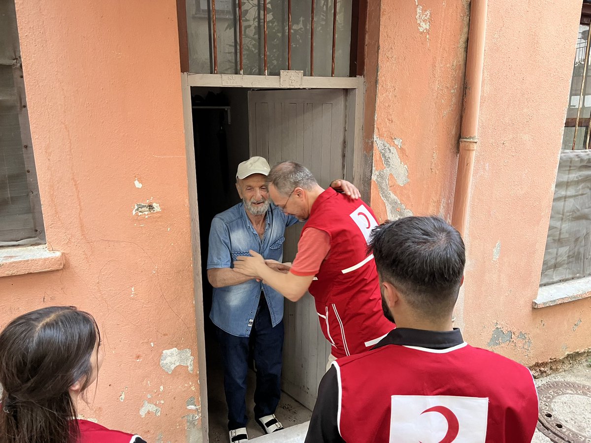 Alanya Kızılay Şubesi olarak, hayatımıza yön veren, dualarıyla yolumuzu aydınlatan büyüklerimizi ziyaret ettik.
Gönüllerine dokunmanın, hatırlanmanın kıymetini bir kez daha hissettik.

Tüm babaların ve baba yüreği taşıyanların Babalar Günü kutlu olsun.