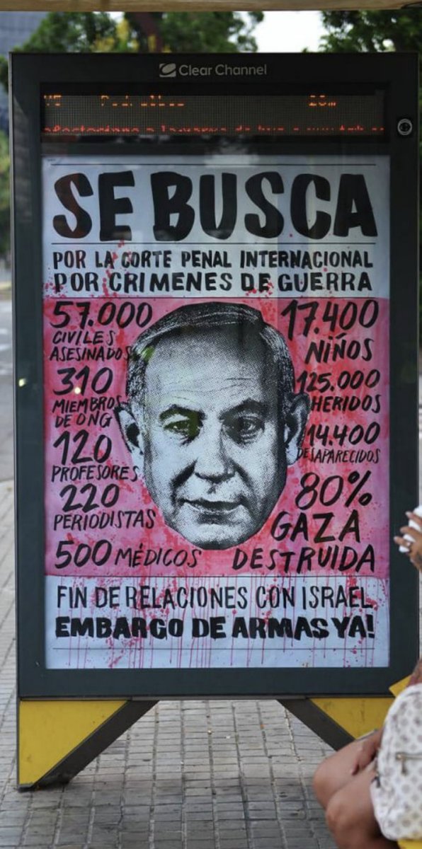 Apareix fora del Consulat d'Israel de Barcelona un póster dient que es busca a Netanyahu per criminal de guerra  

És hora de trencar totes les relacions amb Israel i de tancar definitivament els consulats i ambaixades d'Israel a tot el món!    

#EmbargoYa #StopArmesAmbIsrael 🇵🇸