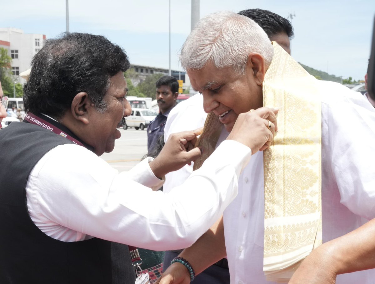 Hon'ble Vice-President, Shri Jagdeep Dhankhar was welcomed by Shri R.N. Ravi Ji, Hon'ble Governor of Tamil Nadu, Shri M. Mathiventhan Ji, Hon’ble Minister, Government of Tamil Nadu, Dr. Kanimozhi NVN Somu Ji, Hon’ble Member of Parliament (Rajya Sabha), Shri N.R. Elango Ji,