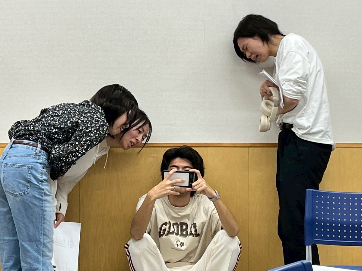 ☔️演出の稽古場コメント☔️

「リアルであること」と「リアルに感じること」との落差を埋めることは難しいらしい…

登場人物の心情をリアルに感じれるような表現に落とし込むことが当分の目標、課題だなって思いながら稽古中。

雨をネガティブに捉えるタイプなので最近つらい…

↓写真は出演者の方々