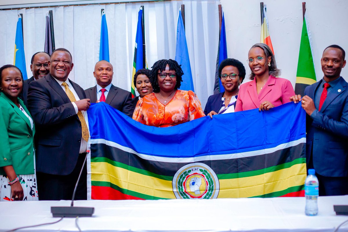 East African Kiswahili Commission EAKC (@eakc_kiswahili) on Twitter photo Kando ya Mkutano wa 20 wa Baraza la Kisekta, Dkt. Caroline Asiimwe <a href="/ncasiimwe/">Dr. Caroline Asiimwe</a> ES <a href="/eakc/">Erik@Kaerager.dk</a> na Jamhuri ya Kenya wamekabidhi Jamhuri ya Rwanda bendera ya <a href="/jumuiya/">East African Community</a> kama wenyeji wa maadhimisho ya nne siku ya Kiswahili Duniani. Ishara hii imefungua rasmi shughuli za MASIKIDU kwa JAM. Kando ya Mkutano wa 20 wa Baraza la Kisekta, Dkt. Caroline Asiimwe <a href="/ncasiimwe/">Dr. Caroline Asiimwe</a> ES <a href="/eakc/">Erik@Kaerager.dk</a> na Jamhuri ya Kenya wamekabidhi Jamhuri ya Rwanda bendera ya <a href="/jumuiya/">East African Community</a> kama wenyeji wa maadhimisho ya nne siku ya Kiswahili Duniani. Ishara hii imefungua rasmi shughuli za MASIKIDU kwa JAM.