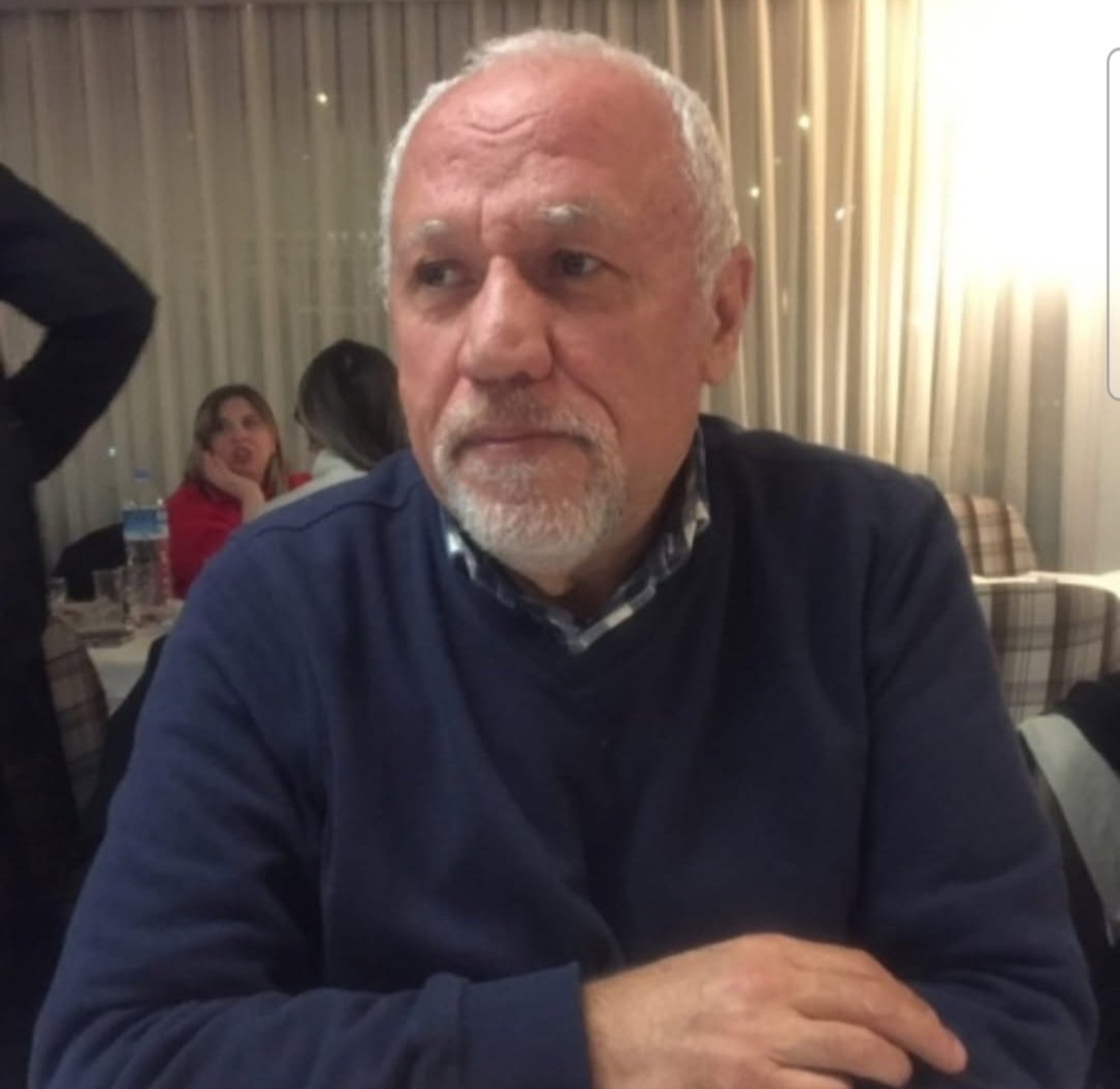 Engin Çetinbağ ile kısacık bir tanışıklığımız oldu. Eski bir dostluğun sıcaklığındaydı. Samimiyeti sadece kalemine değil, tüm yaşamına sirayet etmiş, güzel bir insanı, iyi bir yazarı daha, yine bir Haziranda yitirdik. Sevenlerinin başı sağ olsun.