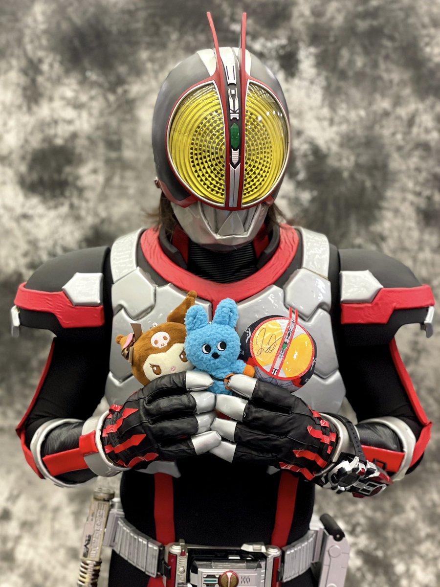 aiZ555's tweet image. コミコン京都が今回で最後なので、無理くり参加してきました。
ぬっさん @tororork から誕生日プレゼントいただきました。読みたかった半田さんの本😆イエェェーーー！
撮影もありがとね！またよろしくです。😌

#COSJOY
#ComiCon