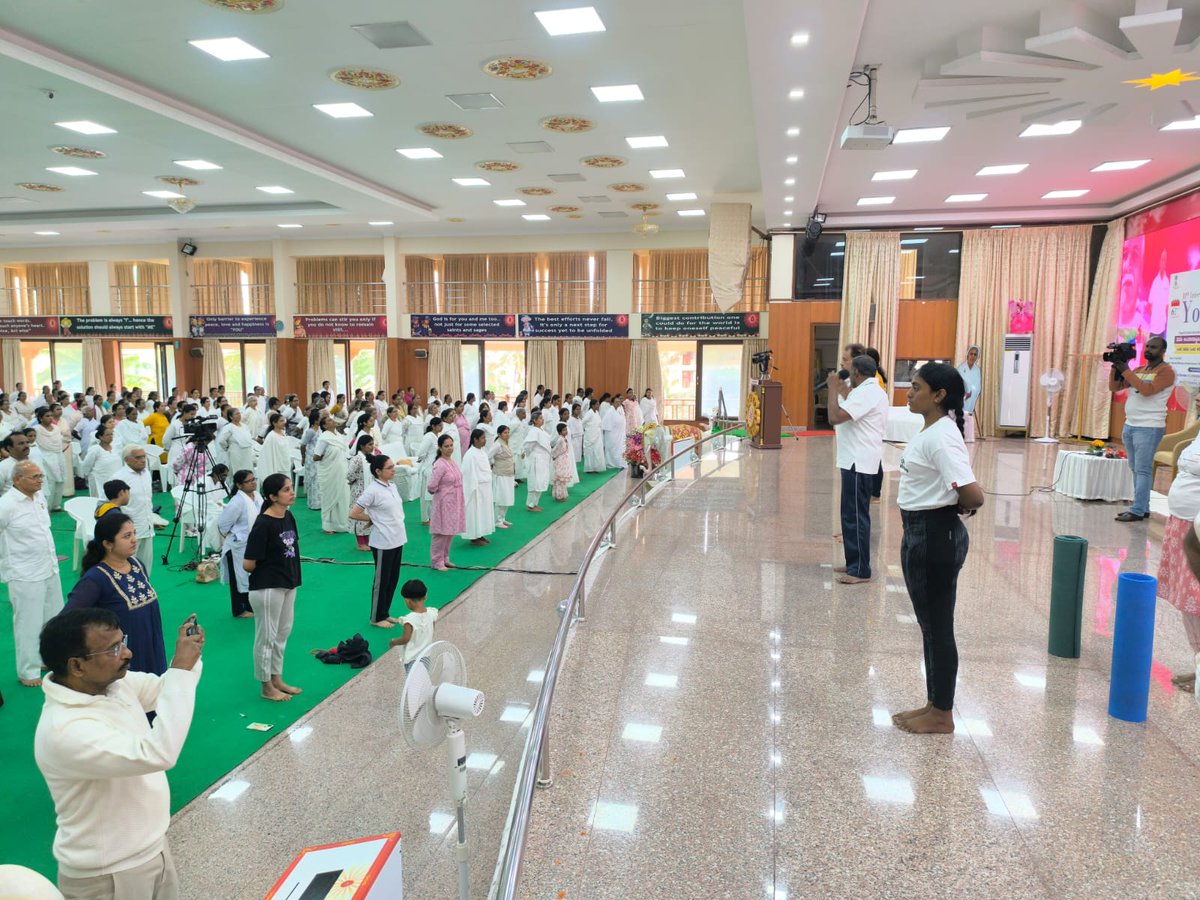 ಅಂತಾರಾಷ್ಟ್ರೀಯ ಯೋಗ ದಿನಾಚರಣೆ ಅಂಗವಾಗಿ ಕೇಂದ್ರ ಸಂವಹನ ಇಲಾಖೆ, ಬೆಂಗಳೂರು ಹಾಗೂ ಬ್ರಹ್ಮ ಕುಮಾರಿ ಸಂಸ್ಥೆ, ಗೊಟ್ಟಿಗೆರೆ ಬೆಂಗಳೂರು ಸಹಯೋಗದಲ್ಲಿ ಇಂದು ರಾಜಯೋಗ ಭವನ ಕೇಂದ್ರದಲ್ಲಿ ಯೋಗ ದಿನಾಚರಣೆ ಆಚರಿಸಲಾಯಿತು. 

1/3