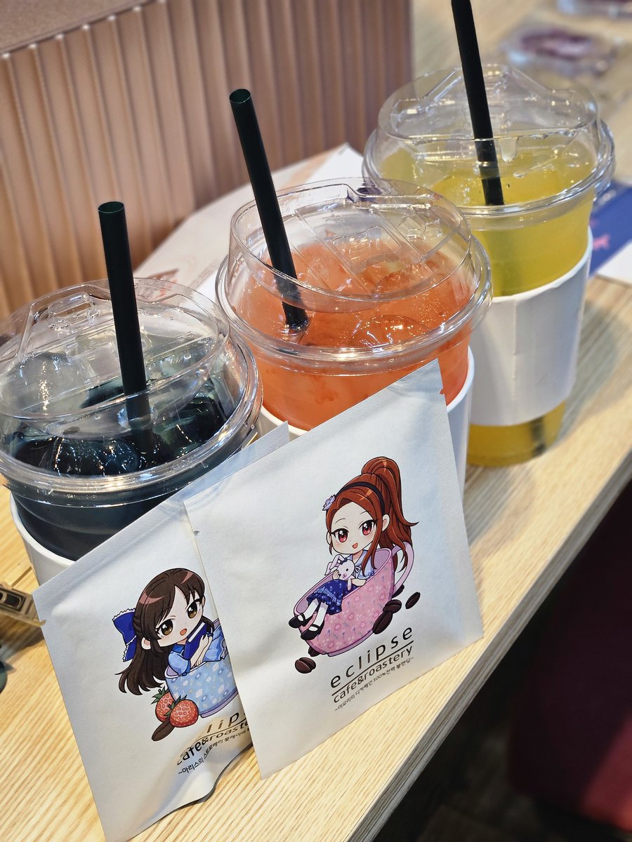 saveabyss's tweet photo. 더운 여름 카페 이클립스 (@EclipseRoastery ) 에서 판매해주신 음료 3종과 아리스, 이오리 드립백도 너무 좋았습니다! 내부가 혼잡하여 다들 힘드셨을텐데 사장님 고생하셨고 딸기향이 은은하게 풍기는 아리스 드립백은 주말 낮에 쿠키와 먹기 딱 좋은 느낌이예요!! https://t.co/oBFYIR3b1H