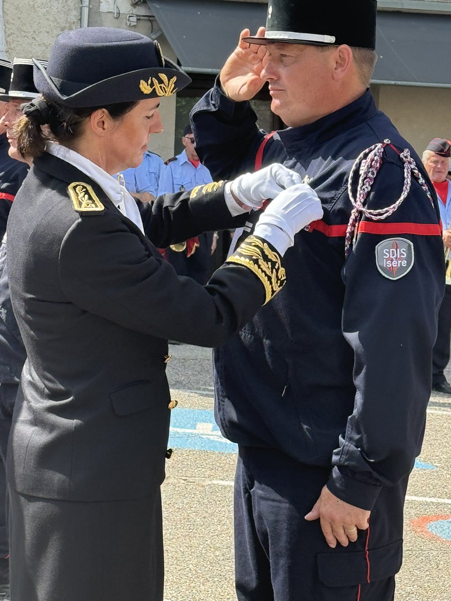 Prefet38's tweet photo. #UDSP38 🚒| Catherine Séguin, préfète de l'Isère s'est rendue hier au congrès de l'Union départementale des sapeurs-pompiers de l'Isère qui se tenait à Saint-Geoire-en-Valdaine. 

👩‍🚒La préfète a salué l'#engagement, le #courage et le #dévouement quotidien des sapeurs-pompiers du @sdis38.
Elle a rendu hommage à ces 5000 hommes et femmes sapeurs-pompiers isérois dont une large majorité de volontaires.

🎖️À l’occasion de ce congrès, la préfète a décoré 6 sapeurs-pompiers de la médaille jeunesse, sport et engagement associatif 👏🏼