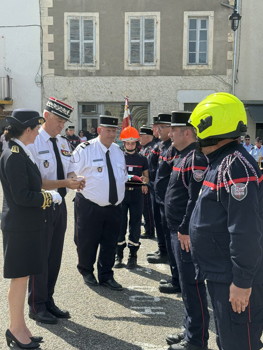Prefet38's tweet photo. #UDSP38 🚒| Catherine Séguin, préfète de l'Isère s'est rendue hier au congrès de l'Union départementale des sapeurs-pompiers de l'Isère qui se tenait à Saint-Geoire-en-Valdaine. 

👩‍🚒La préfète a salué l'#engagement, le #courage et le #dévouement quotidien des sapeurs-pompiers du @sdis38.
Elle a rendu hommage à ces 5000 hommes et femmes sapeurs-pompiers isérois dont une large majorité de volontaires.

🎖️À l’occasion de ce congrès, la préfète a décoré 6 sapeurs-pompiers de la médaille jeunesse, sport et engagement associatif 👏🏼