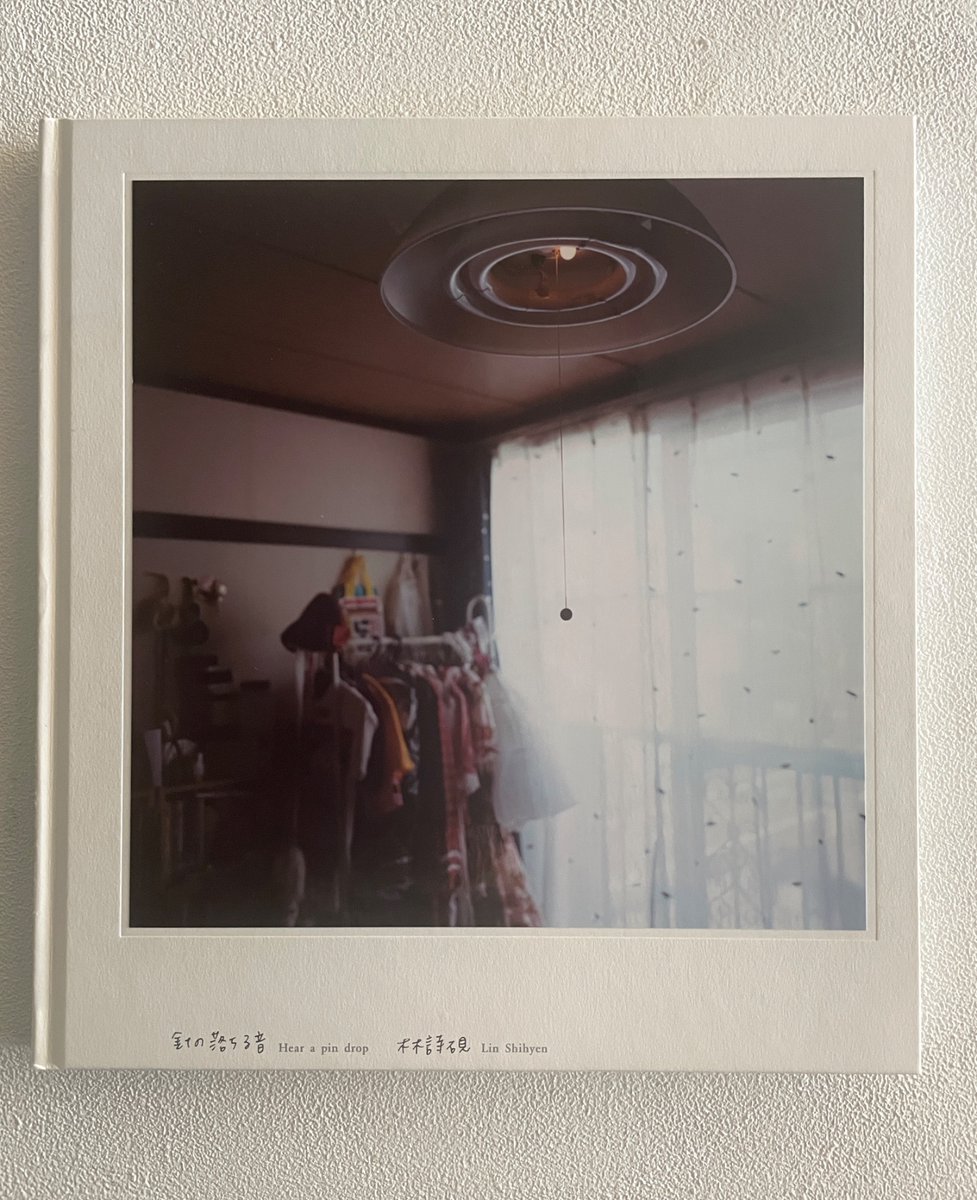 purple_kyoto's tweet photo. 林詩硯　Lin Shihyen

写真集 『針の落ちる音』　¥5,500

日常のなかの痛みは
光によって息づく
ひとりひとりがその孤独においてつながりを続ける
林詩硯 初写真集

PURPLEでは現在、写真集より2作品を展示販売しています。

是非ご覧ください。

484×484㎜　¥220,000 
額装費別途　

#林詩硯 #写真集 https://t.co/cxQA6pZULQ