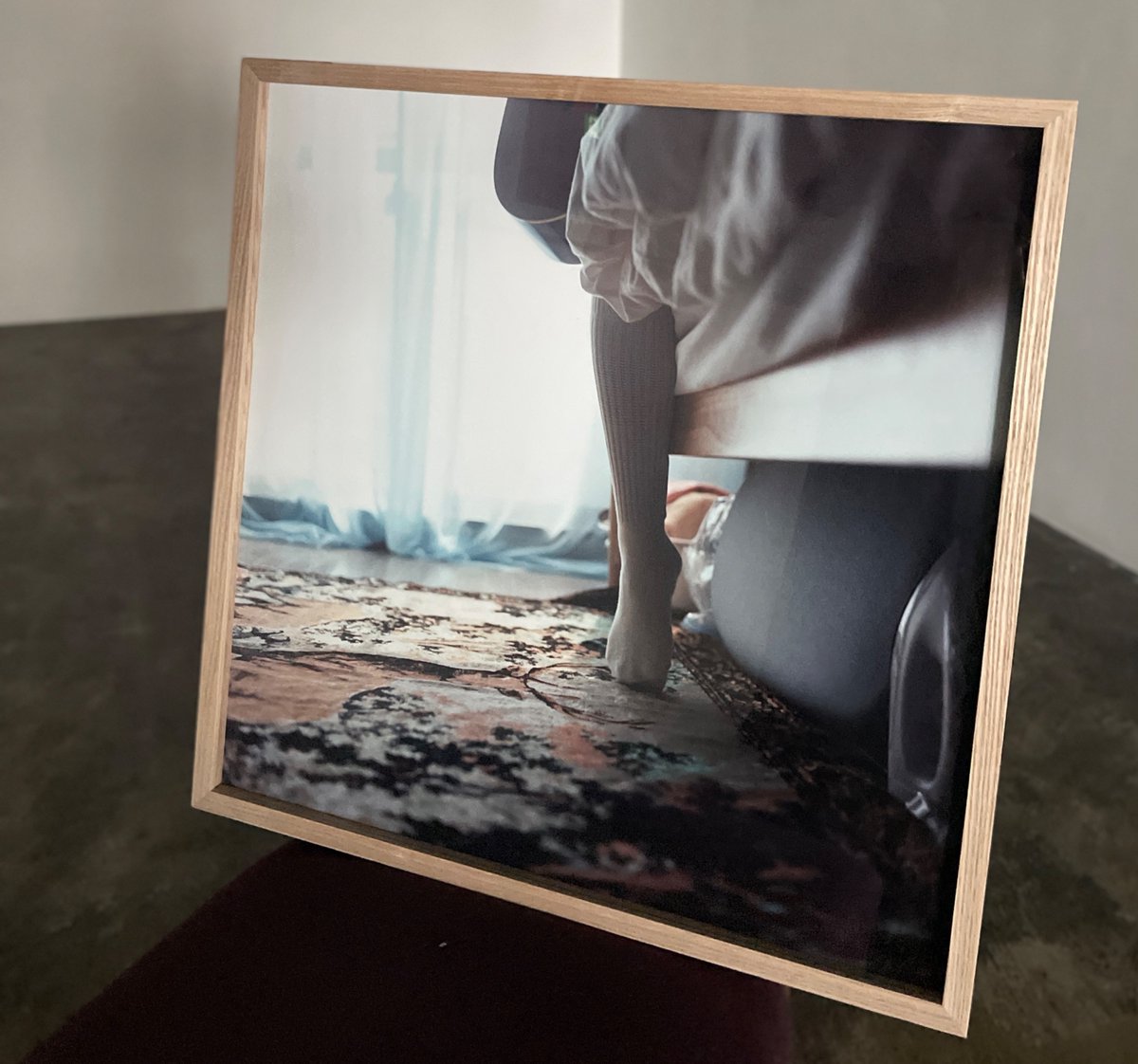 林詩硯　Lin Shihyen

写真集 『針の落ちる音』　¥5,500

日常のなかの痛みは
光によって息づく
ひとりひとりがその孤独においてつながりを続ける
林詩硯 初写真集

PURPLEでは現在、写真集より2作品を展示販売しています。

是非ご覧ください。

484×484㎜　¥220,000 
額装費別途　

#林詩硯 #写真集