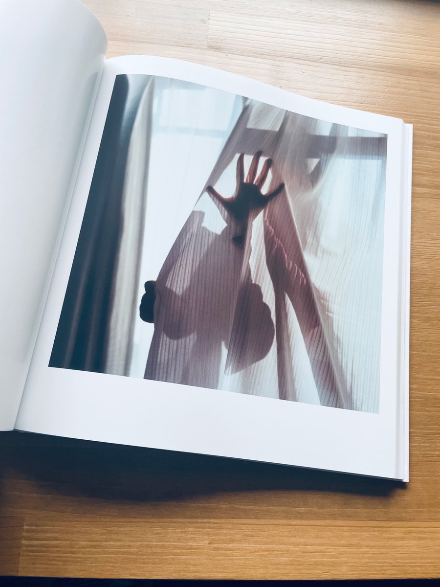 purple_kyoto's tweet photo. 林詩硯　Lin Shihyen

写真集 『針の落ちる音』　¥5,500

日常のなかの痛みは
光によって息づく
ひとりひとりがその孤独においてつながりを続ける
林詩硯 初写真集

PURPLEでは現在、写真集より2作品を展示販売しています。

是非ご覧ください。

484×484㎜　¥220,000 
額装費別途　

#林詩硯 #写真集 https://t.co/cxQA6pZULQ