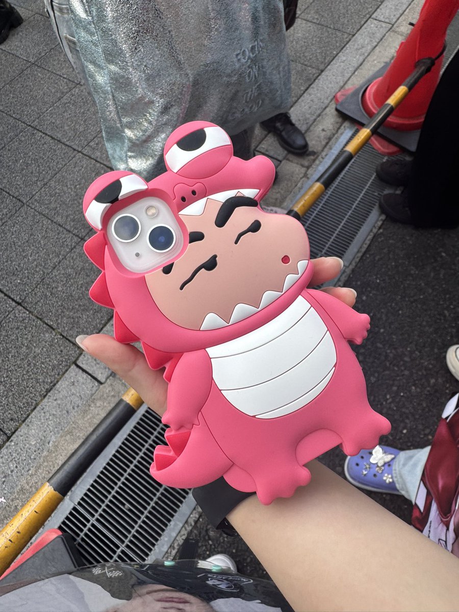 kryk65's tweet photo. @torihiki3721 コインロッカーの前にいます！
一緒にいる子がこのスマホケース持っています。 https://t.co/aJCGYErgmM