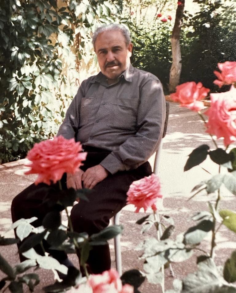 Daha biz uykunun derinliklerindeyken kalkardı, karanlık dağılmak için onun uyanmasını bekler, güneş doğmak için onun evden çıkmasını kollardı. Çalışkandı, gayretliydi, dürüsttü, yalansız yaşadı, yalansız yaşattı. İnançlı bir adamdı, kul hakkı yemedi, iktidardan ve iktidarlardan