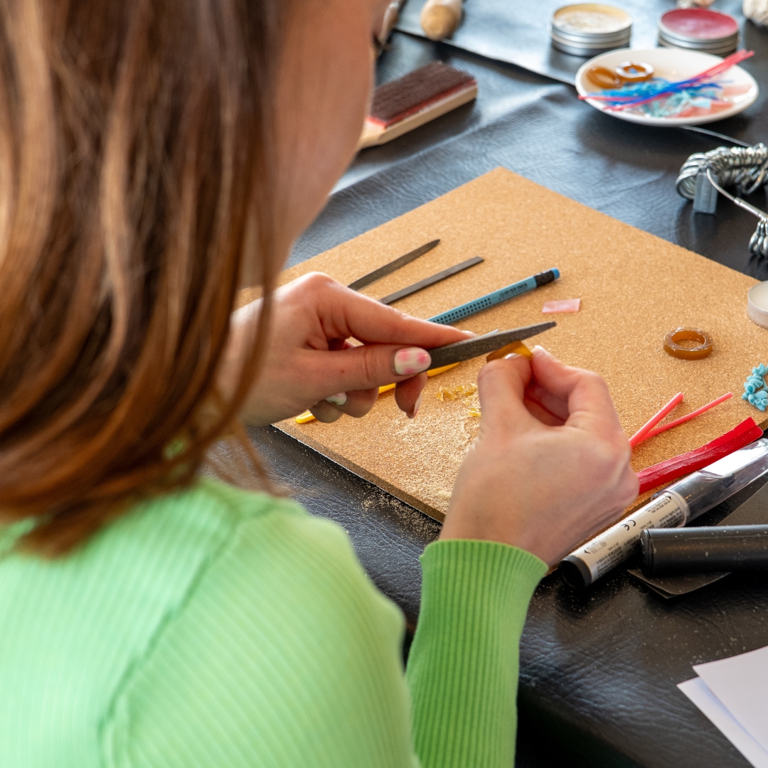 Yesterday afternoon’s workshop with Charlotte was a real delight in the sun room, bathed in beautiful Pembrokeshire sunshine!

#rochcastle #celticcollection #pembrokeshire #wales #castle #charlotterowjewellery #waxcarvedjewellery #jewelleryworkshop