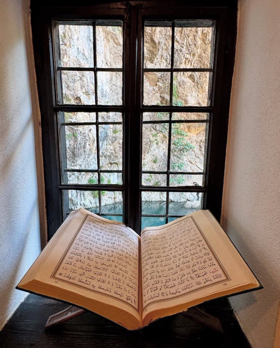 erhansanlii's tweet photo. Bosna-Hersek’in Mostar kenti yakınlarındaki Blagay Alperenler Tekkesi, 600 yıl önce Anadolu’dan bölgeye gelen dervişler tarafından Buna Nehri’nin kaynağına kurulmuş. Eski Yugoslavya döneminde kapatılan tekke, Bosna-Hersek’in bağımsızlığıyla birlikte yeniden açılmıştı… https://t.co/0StFUFTwFi