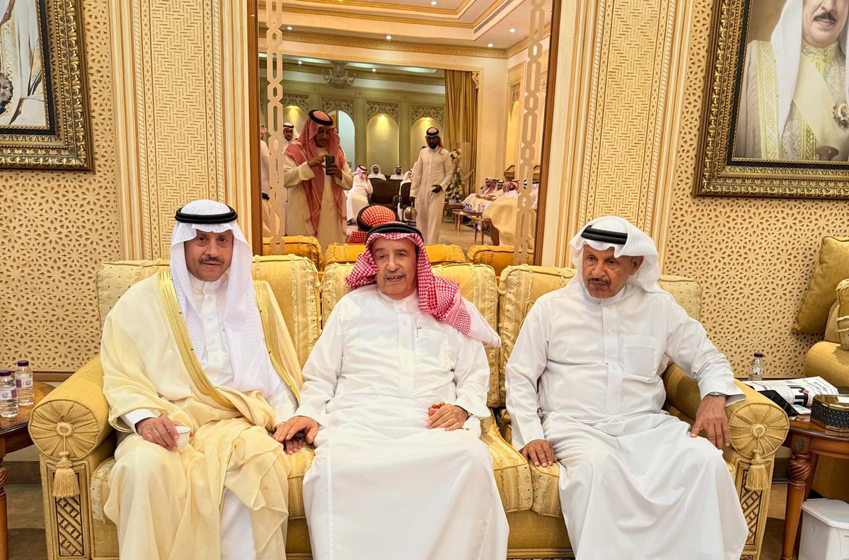 السفارة في البحرين (@ksaembassybh) on Twitter photo قدم #سفير_خادم_الحرمين_الشريفين
<a href="/naif63_2/">نايف بن بندر السديري</a> اليوم واجب العزاء في موضي بنت عبدالعزيز بن هندي حرم راشد سلمان عيسى بن هندي في مجلس بن هندي بالمحرق.
ودعا السديري الله عز وجل أن يتغمد الفقيدة بواسع رحمته ويسكنها فسيح جناته ويلهم ذويها الصبر والسلوان. قدم #سفير_خادم_الحرمين_الشريفين
<a href="/naif63_2/">نايف بن بندر السديري</a> اليوم واجب العزاء في موضي بنت عبدالعزيز بن هندي حرم راشد سلمان عيسى بن هندي في مجلس بن هندي بالمحرق.
ودعا السديري الله عز وجل أن يتغمد الفقيدة بواسع رحمته ويسكنها فسيح جناته ويلهم ذويها الصبر والسلوان.