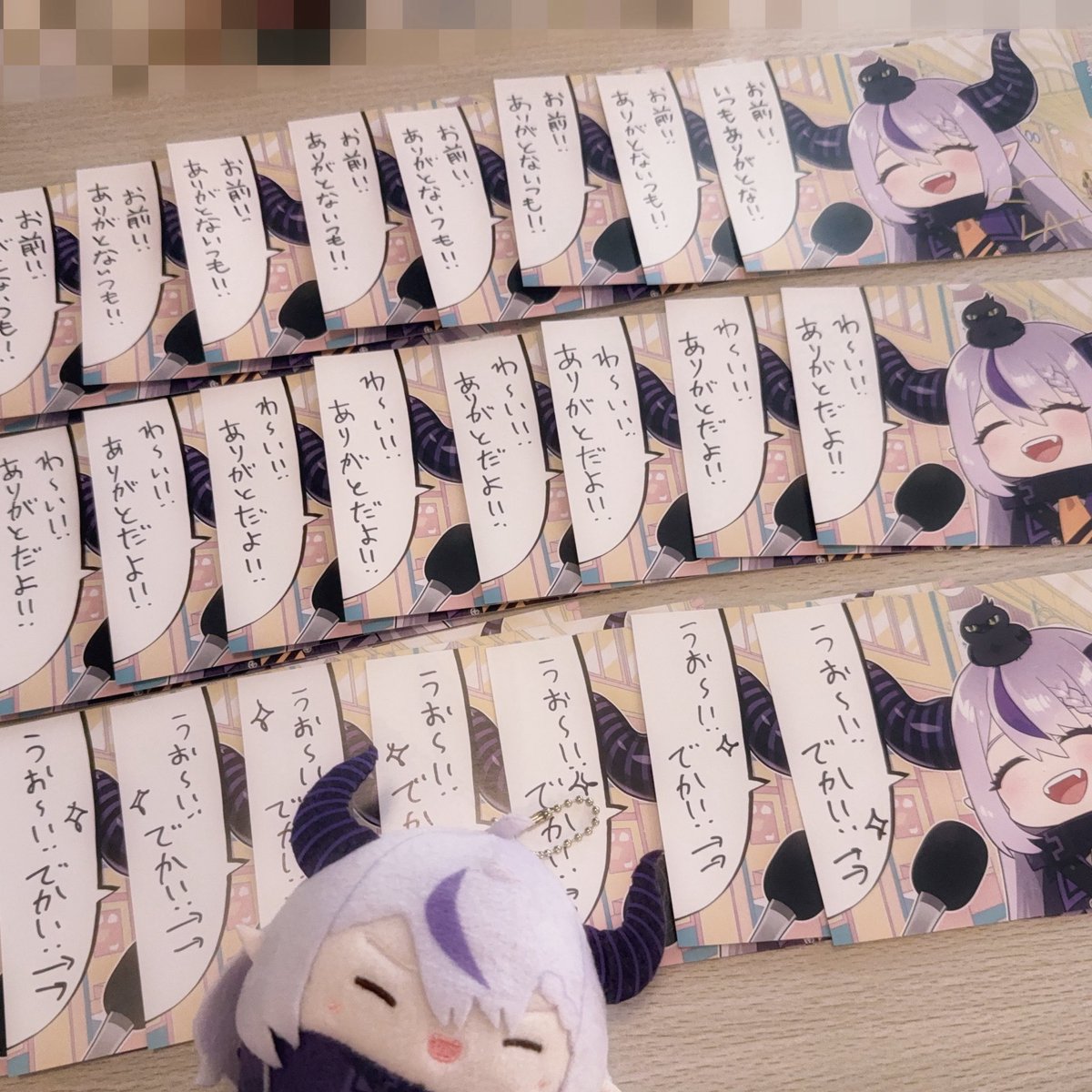 @LaplusDarknesss: フルセット買った人への直筆メッセージ書いてるᝰ✍🏻 なんか………ガキの落書き感がやばいけどこんな感じで色々書いてくぞ!!! まだの人ここで買って!✧︎ shop.hololivepro.com/products/la-da…
