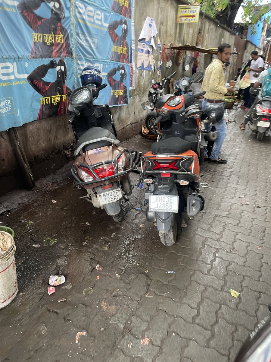 roads39331's tweet photo. नो पार्किंग झोनमध्ये पार्क केलेल्या बाईक
हरियाणा वाला लेन स्टेशन रोड कुर्ला पश्चिम
वृद्ध आणि महिलांना या समस्येचा सामना करावा लागतो आणि आपत्कालीन परिस्थितीत ते कठीण होईल@MTPHereToHelp @CMOMaharashtra @PMOIndia https://t.co/eZMpsn1fwW