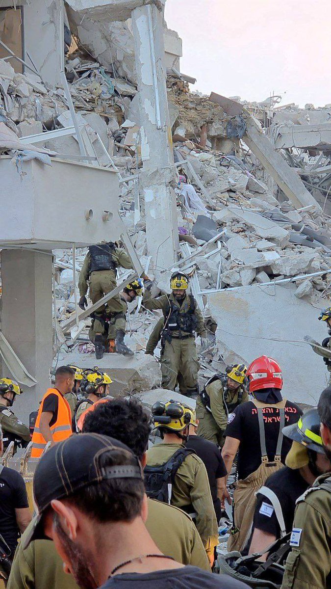 jjhavemann's tweet image. Seit gestern Abend/Nacht: 10 Tote,
200 Verletzte, 7 Vermisste in der arabischen Stadt Tamra, Bat Yam,
Rechovot 💔💔💔
Iranische Raketen auf Israel.