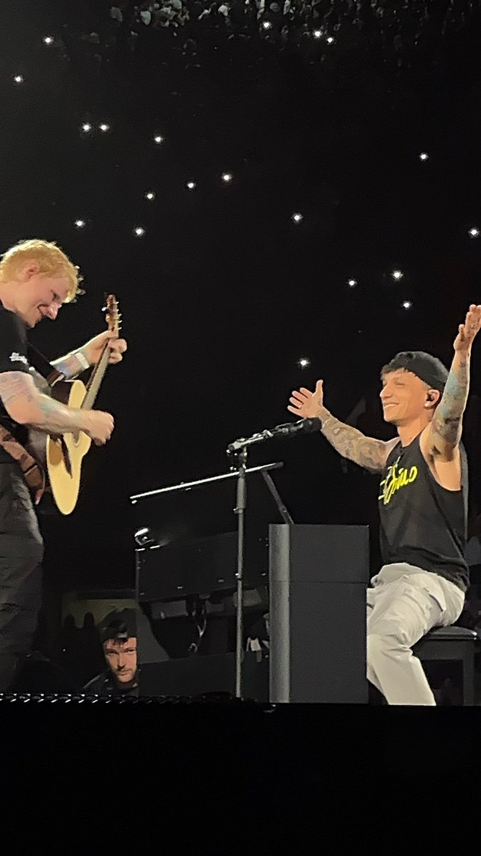 e mo chi cazzo lo dice alla me del 2017 che ieri ha vissuto QUESTA COSA???
il mio mondo intero è tutto racchiuso qui🫂