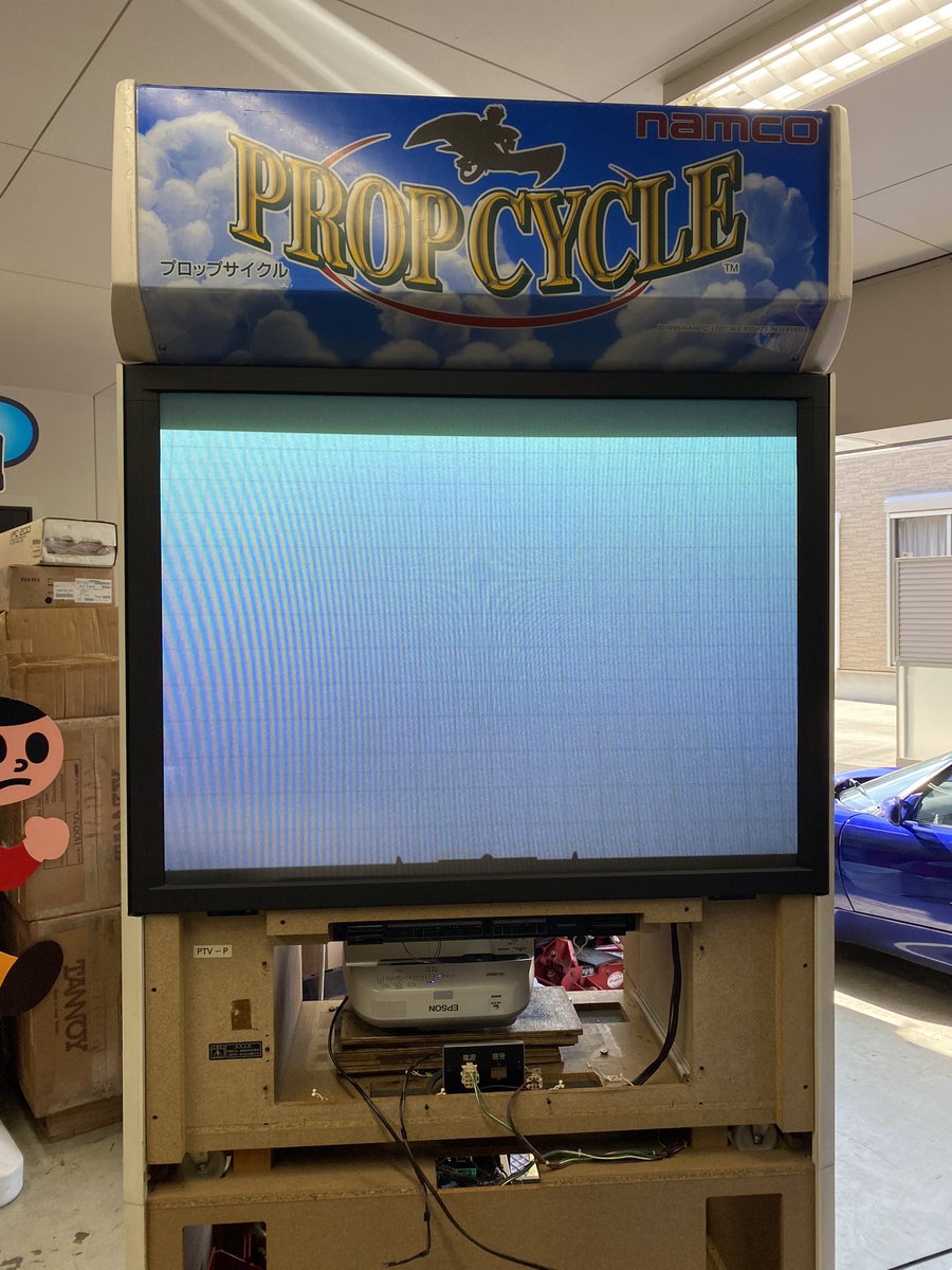 fuu_fuu_fuu's tweet photo. 今日はプロップサイクルの壊れたリアプロを液晶プロジェクターに換装すべく奮闘しておりました…
が、画面の調整に苦戦してるのと、本日到着予定のアリエクからのア��コンが、日本国内で九州に誤配されたので、心がポッキリ折れました。🥺
#PropCycle https://t.co/D5qgbcedFe