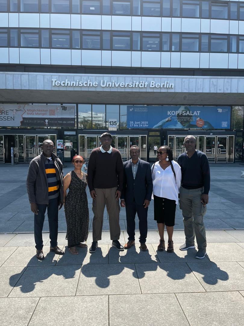 5ème étape de la mission inter-universitaire de #UMa, ce samedi 14 juin 2025, à l’Université Technique de Berlin en Allemagne. De perspectives fécondes avec la Chaire de l’Histoire de l’Art qui a publié l’Atlas de l’Absence et dirigée par Madame le Professeur Bénédicte Savoy.