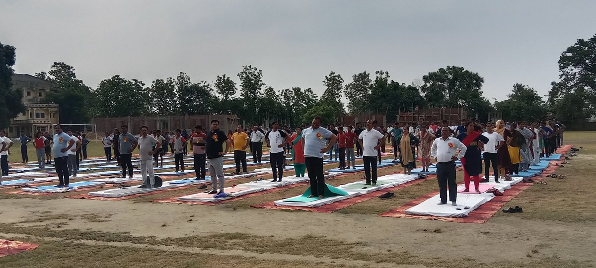 राजेश्वर सिंह (@rajeshwar_hyv) on Twitter photo 'अंतरराष्ट्रीय योग दिवस' के उपलक्ष्य में पड़रौना रविन्द्र नगर स्थित बुद्धा पार्क में आयोजित योग सप्ताह उद्घाटन कार्यक्रम में सम्मिलित हुआ....
उक्त अवसर पर सदर विधायक श्री मनीष जायसवाल जी, कार्यक्रम अधिकारी, कर्मचारीगण उपस्थित रहें... 'अंतरराष्ट्रीय योग दिवस' के उपलक्ष्य में पड़रौना रविन्द्र नगर स्थित बुद्धा पार्क में आयोजित योग सप्ताह उद्घाटन कार्यक्रम में सम्मिलित हुआ....
उक्त अवसर पर सदर विधायक श्री मनीष जायसवाल जी, कार्यक्रम अधिकारी, कर्मचारीगण उपस्थित रहें...
