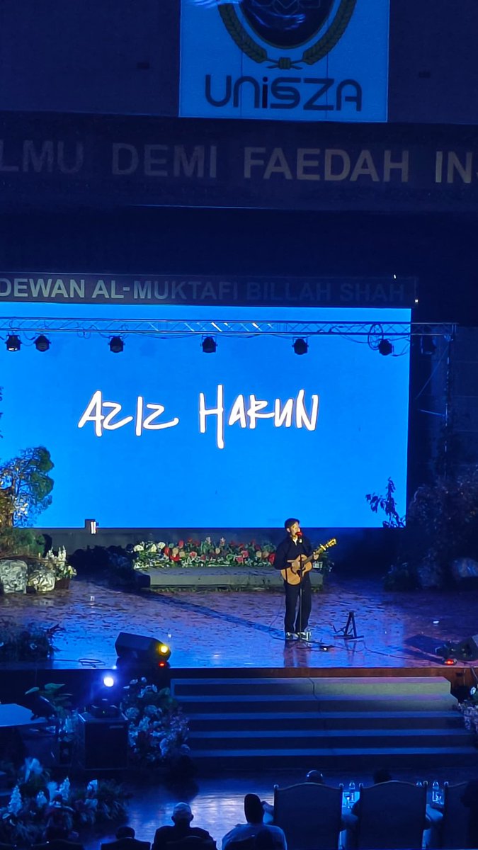 shzliani's tweet photo. @AzizHarun212 My very first time tengok live performances from Aziz - kalau zaman sekolah menengah, dengar melalui mp3 jeee. Dengar live ni, 10000× much better.  Okay babaiii ✨️ https://t.co/s9EqC6c5Pt