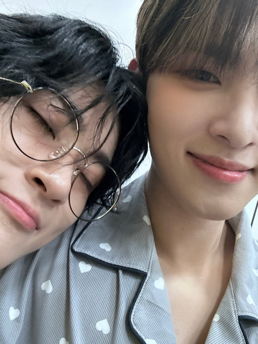 XODIAC_MEMBERS's tweet photo. [#현식] 

리오야 생일 축하해🎉🎉🎉🎉
오늘만큼은 맛있는 거 많이 먹고 좀 쉬자!! 넌 살 안 쪄서 괜찮아 🤨😡
요즘 컴백 준비하느라 힘들지 ~~ 
우리 잘 준비해서 이번 활동도 제대로 보여주자 !!!!!!💪🏻💪🏻💪🏻
그리고 형 항상 옆에 있으니까 힘들면 언제든 말해줘 🫂 오늘 하루 행복하게 보내자!

#XODIAC #소디엑 #HYUNSIK #현식