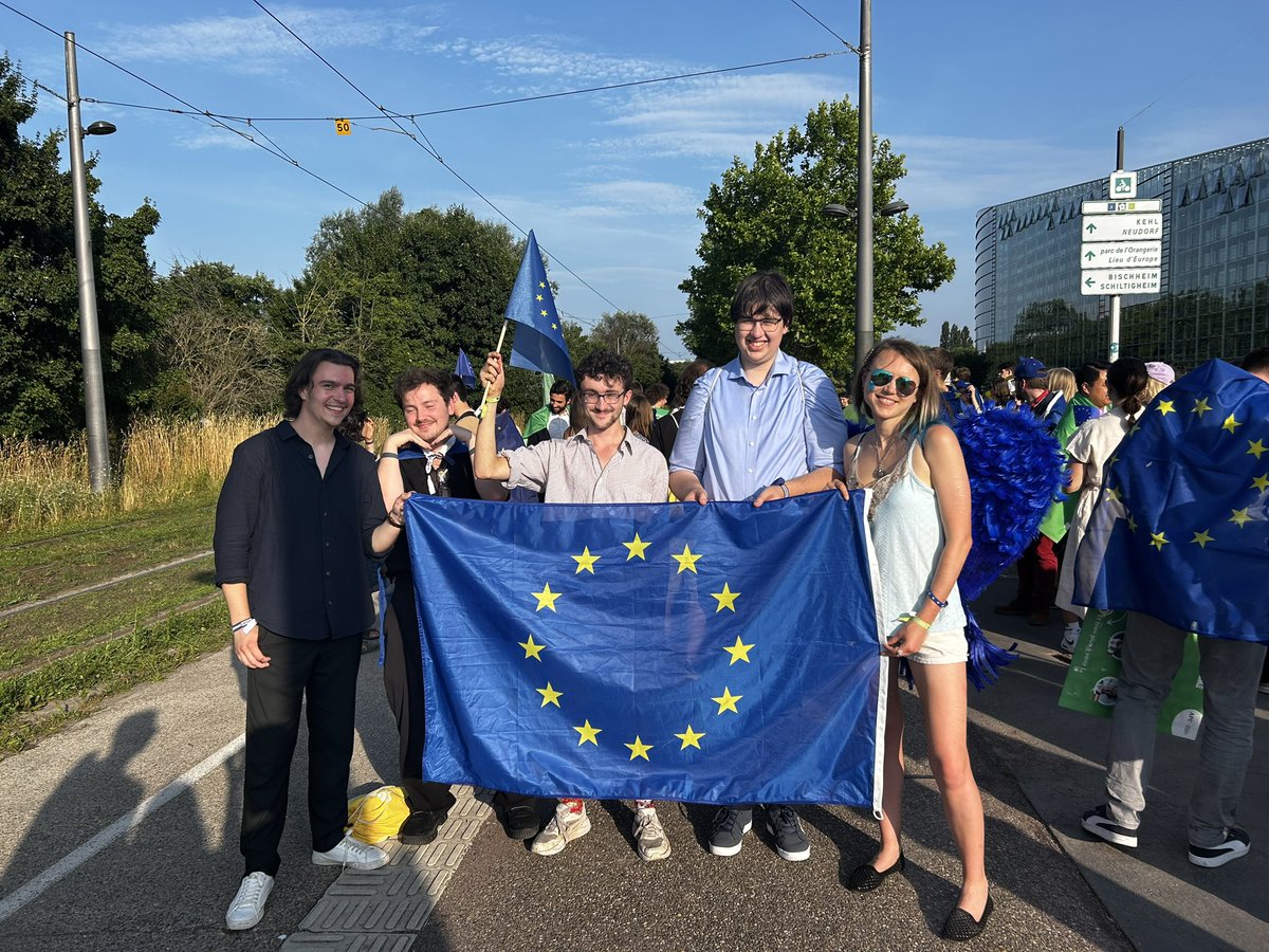 youngeuromove's tweet photo. The YEM team at the EuropeanYouth Event @Europarl_EYE 2025 🇬🇧💚🇪🇺 We promoted our #YouthMobility #RejoinERASMUS campaigns at Advocacy Corner &amp; supported @JEF_Europe’s ‘Don’t Touch my Schengen’ protest 🪧 #EYE2025 https://t.co/zPN9VeGXVI