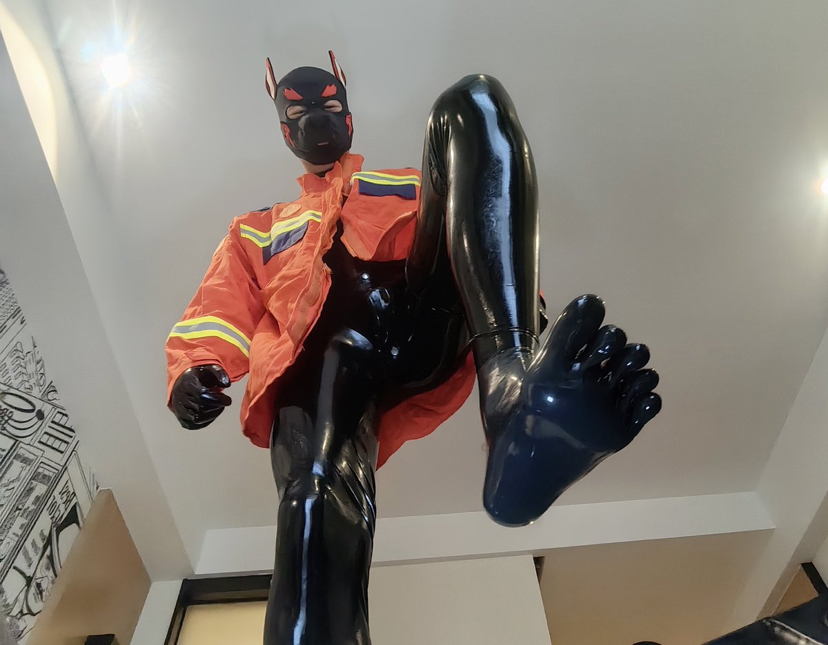 “这样显得你的腿好长好好看唉”

翻了一下之前的存货发现还是有挺多没发的
🔴<a href="/WuHYanDui/">炎</a> 
📸@Hanmo_dragon