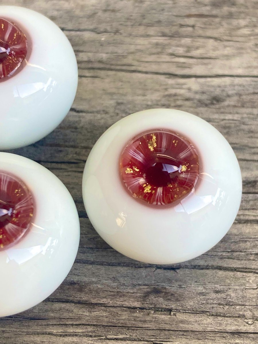 今作っている金入り赤です。写真は18ミリです。前回のドルパで赤無いですか〜？と聞いてくださった方が居たので作ってみました☺️
このメインで使っている赤のガラスは残念ながら廃番なので、同じものはあるだけしか作れません。一期一会ですね！
#とわのグラスアイ