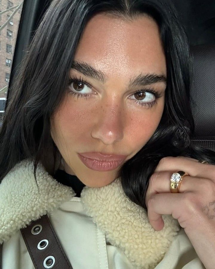 AaronRFernandes's tweet image. BREAKING: Dua Lipa said “yes” to Callum Turner, a chunky ring, and being *that* girl forever 💍✨ He designed it with her BFFs like it’s a group project that actually slayed. It’s giving iconic fiancée energy. #DuaLipa #EngagedAF #ChunkyRingSummer