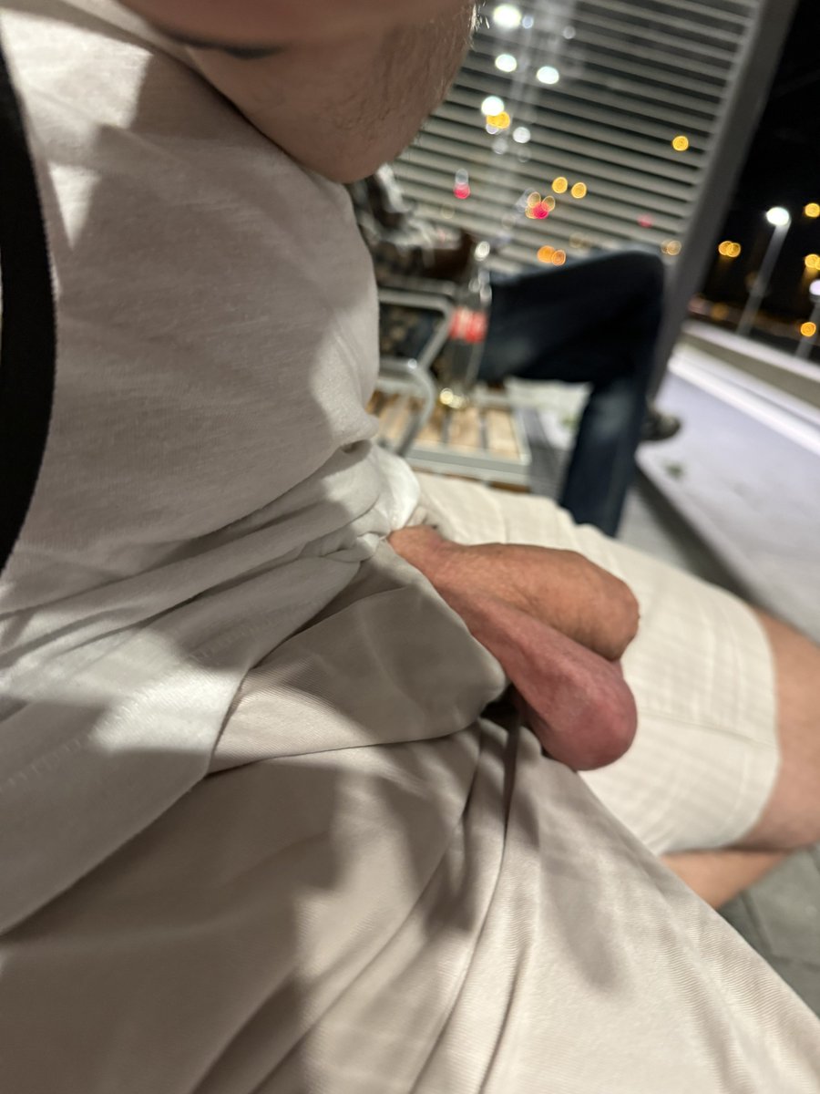 Da sitzt einer neben mir 😌#exhi#outdoor#risky#retweet