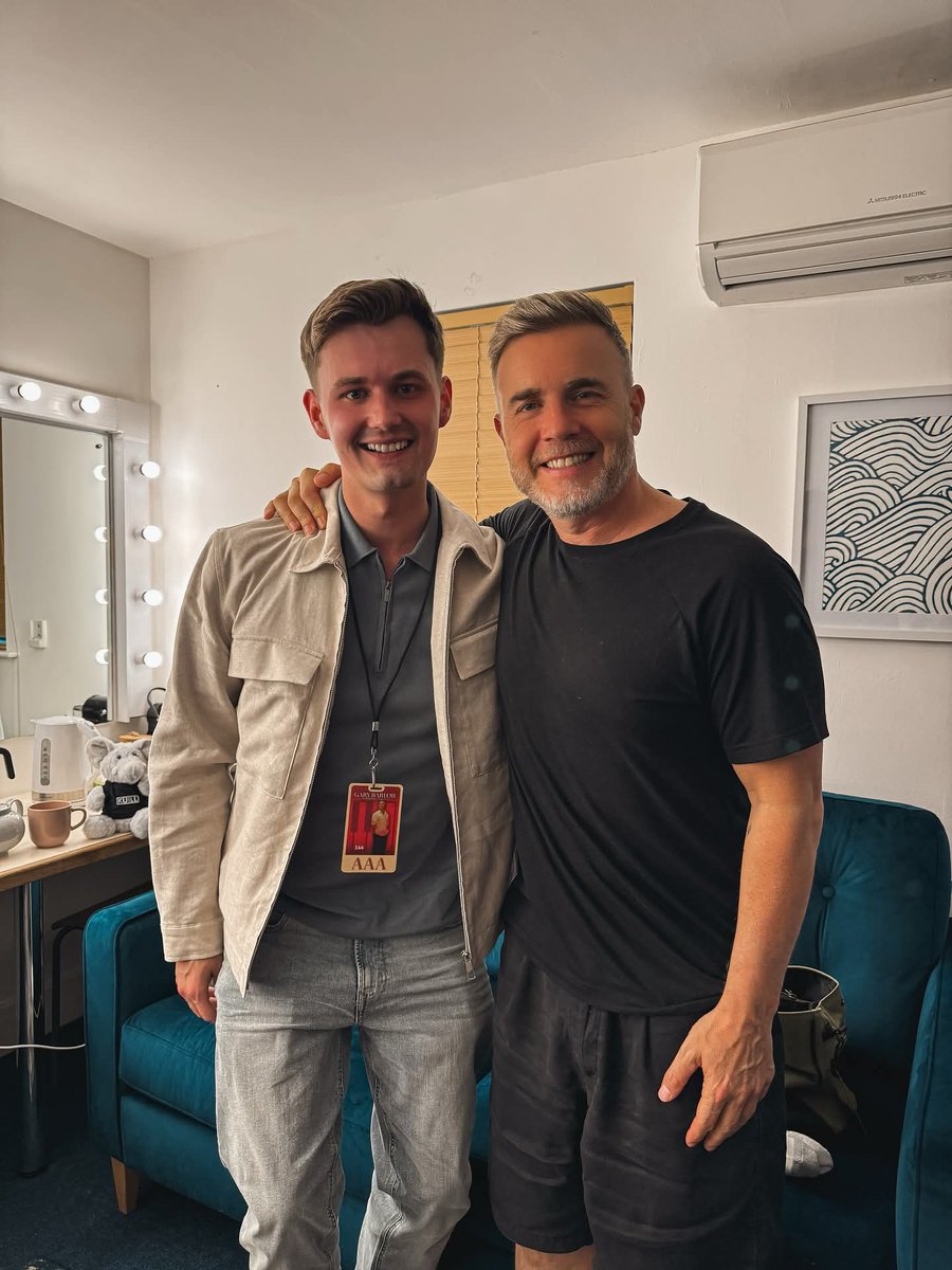 Garyismyhero's tweet photo. #GBSolo2025 #SongbookTour #backstage @GaryBarlow #guest #5to5 #TheBand #CurtisakaKuill #FivetoFive #musical 

https://t.co/aj6Pd68clC https://t.co/UFd1vKMZWl